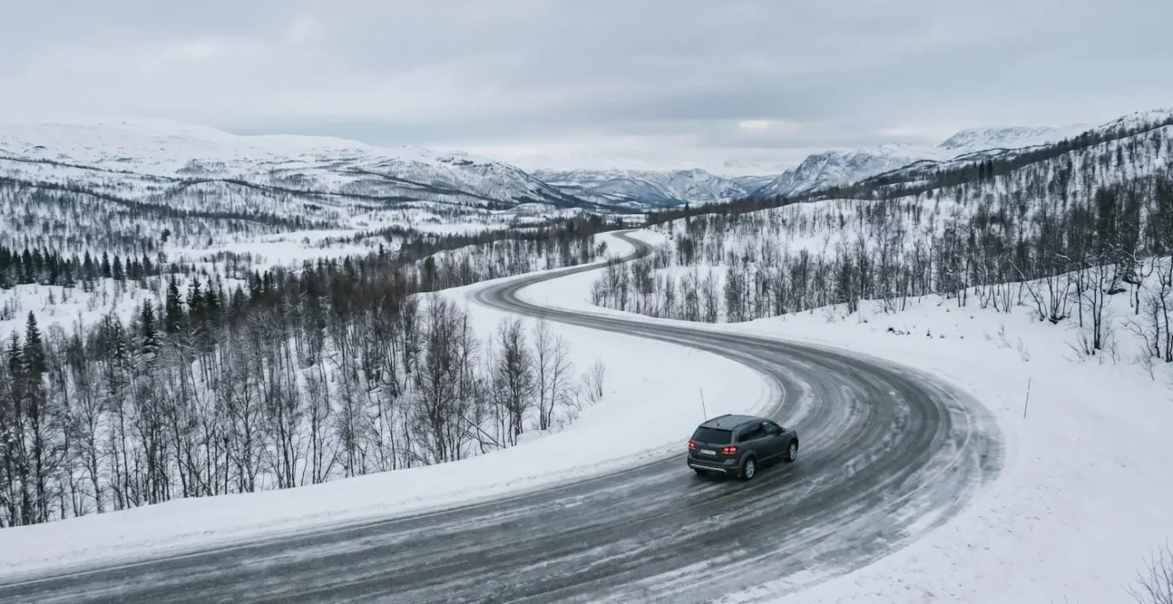 Scène hivernale montrant les conditions de route verglacée nécessitant une protection d'assurance tous risques
