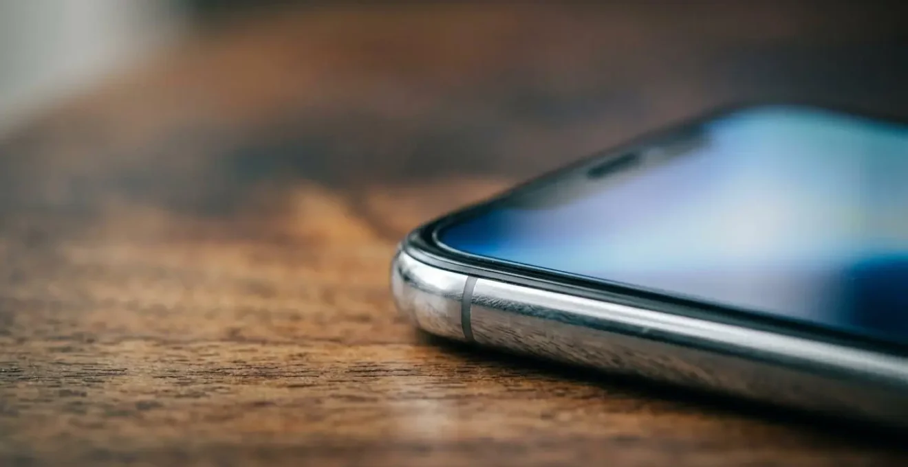 Smartphone posé sur une table avec interface abstraite symbolisant la recherche de prix en parapharmacie